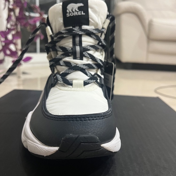 Women Winter Boots - Picture 3 of 6